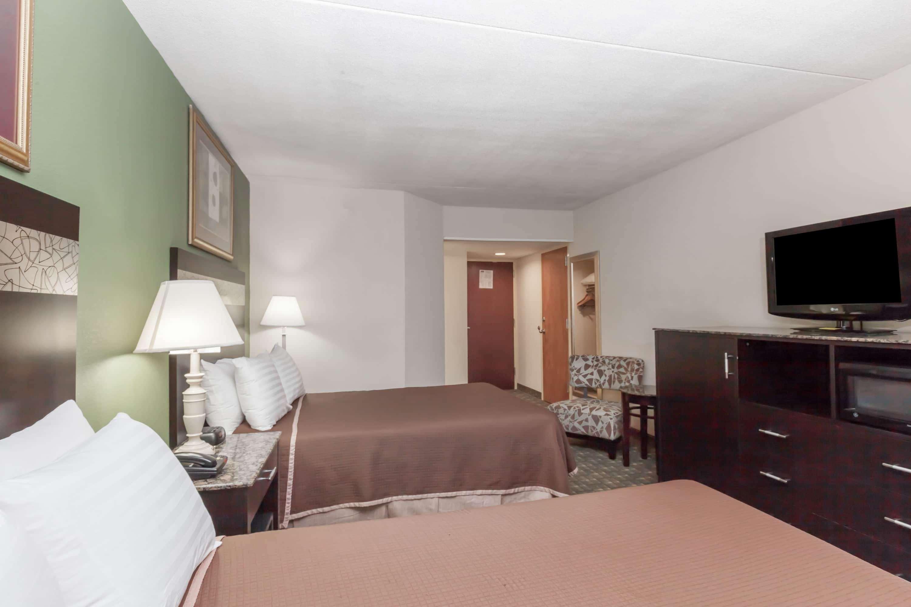 Howard Johnson By Wyndham Airport