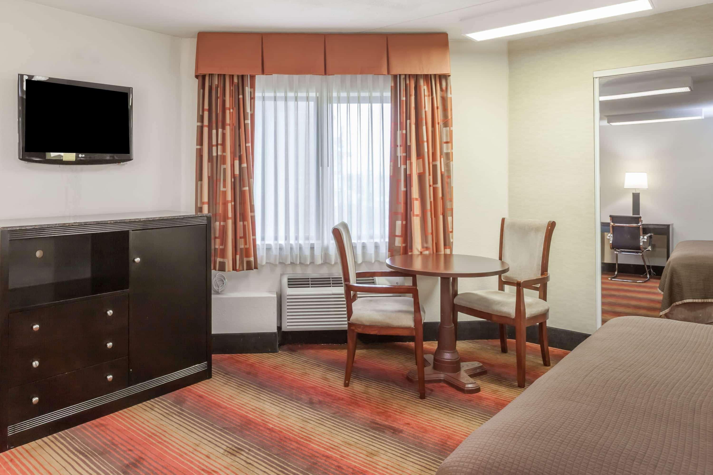 Howard Johnson By Wyndham Airport 2* Newark