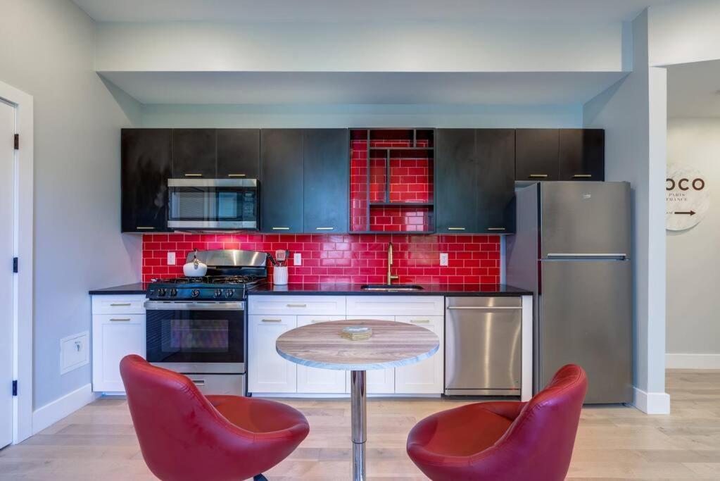 Luxury Designer Theme 2br Apt Near Nyc / Thepath
