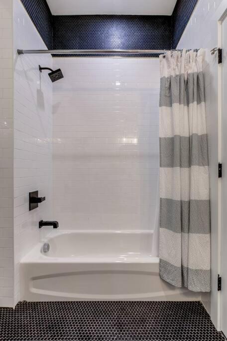 Luxury Designer Theme 2br Apt Near Nyc / Thepath Newark