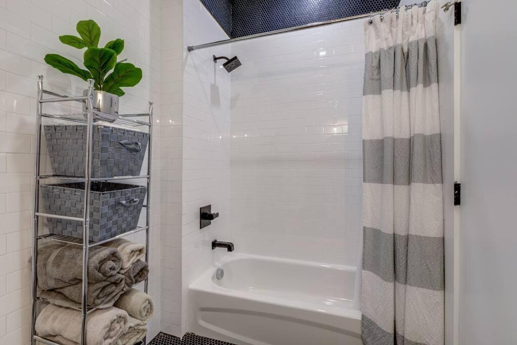 Luxury Designer Theme 2br Apt Near Nyc / Thepath Newark