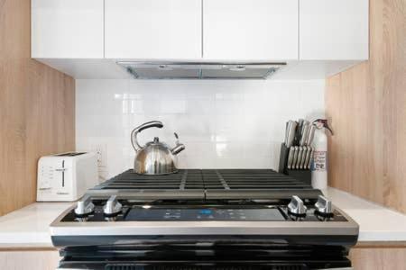 Flats-king Bd-corner Unit Apartment *
