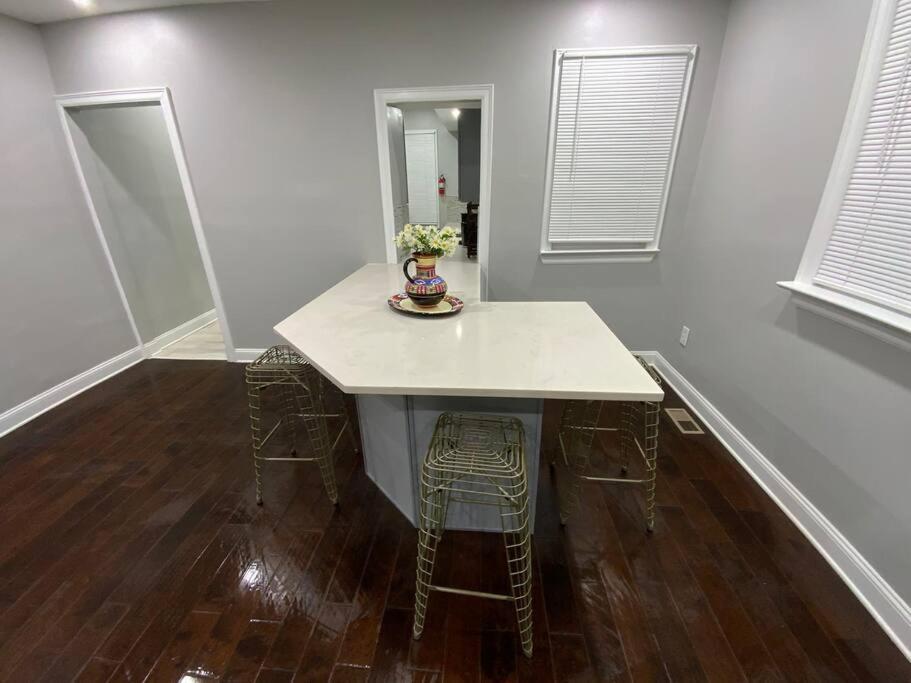 Luxury 3br/newark Penn,wifi,free Parking * Newark