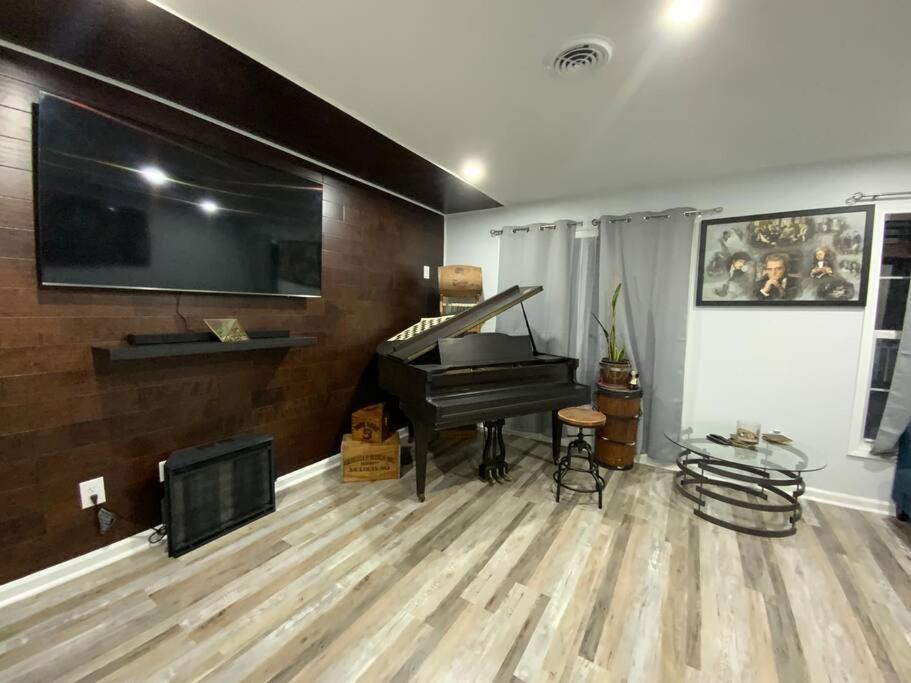 Artistic Luxury Downtown/train To Nyc/airport Villa *