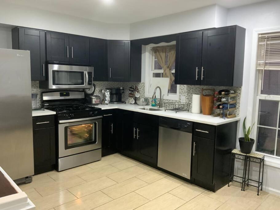 Artistic Luxury Downtown/train To Nyc/airport Villa