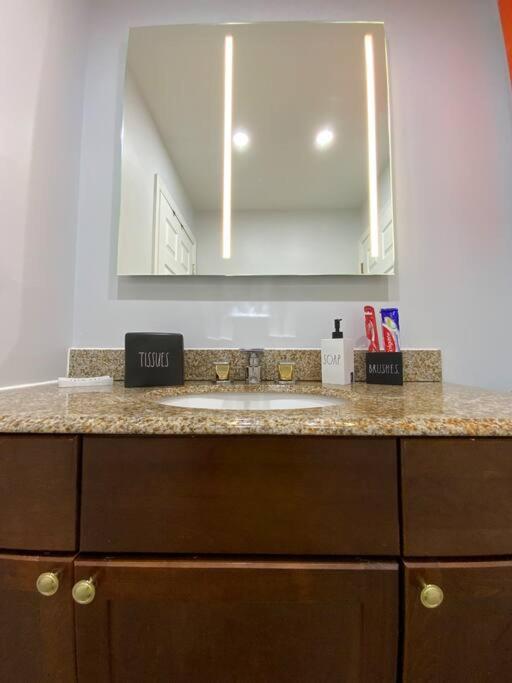 Artistic Luxury Downtown/train To Nyc/airport Villa Newark