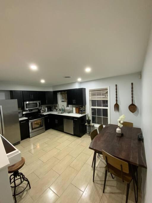 Artistic Luxury Downtown/train To Nyc/airport Villa