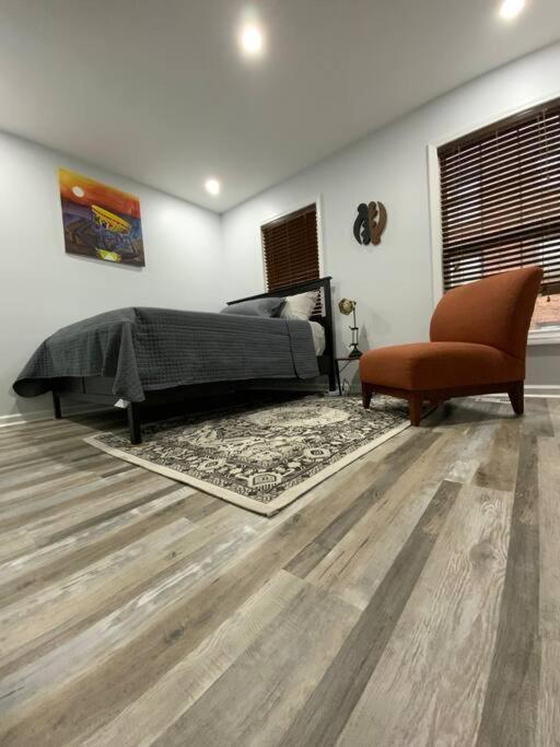 Artistic Luxury Downtown/train To Nyc/airport Newark