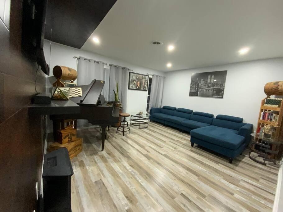 Artistic Luxury Downtown/train To Nyc/airport Villa
