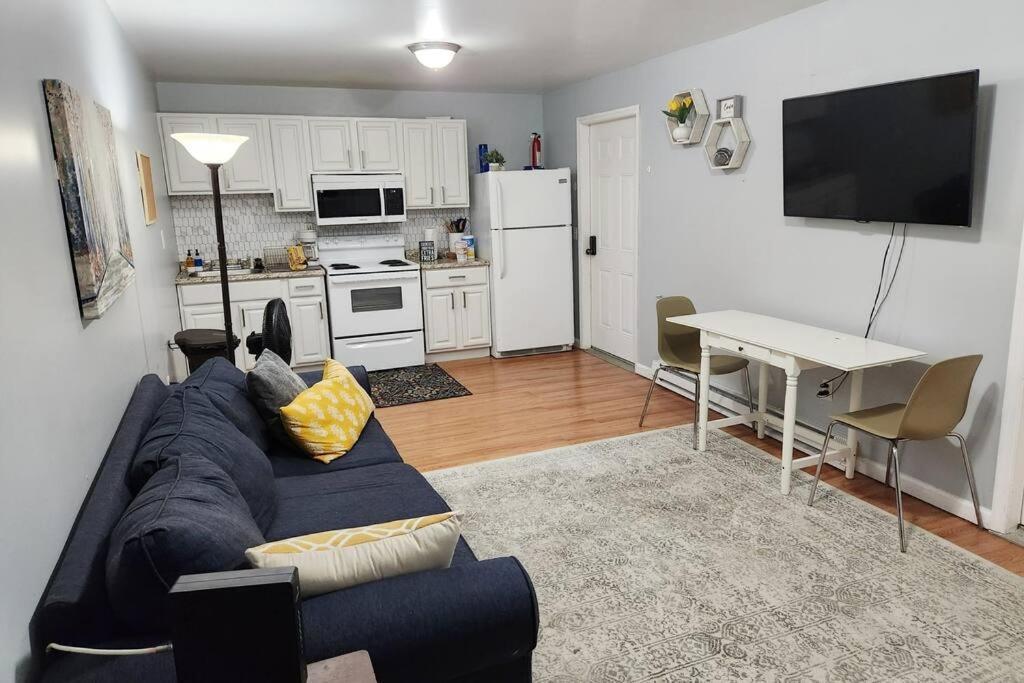 Spacious Cozy 2 Bedroom - Near Ewr/nyc/outlet Mall Apartment