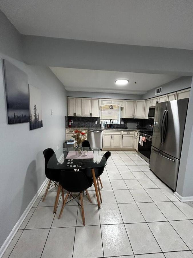 Private Cozy W/ 3brs Apartment Newark
