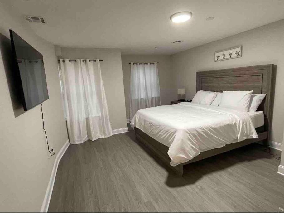 Cozy 2 Bedroom Near Ewr- Nyc Airport Downtown Apartment *