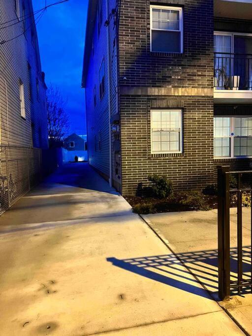 Cozy 2 Bedroom Near Ewr- Nyc Airport Downtown * Newark