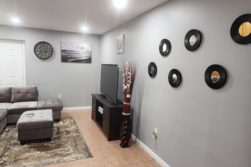 Cozy King Bed, Free Parking! Apartment *
