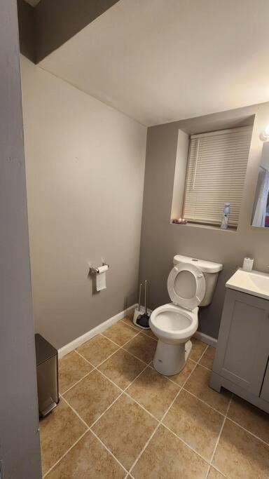 Cozy King Bed, Free Parking! * Newark