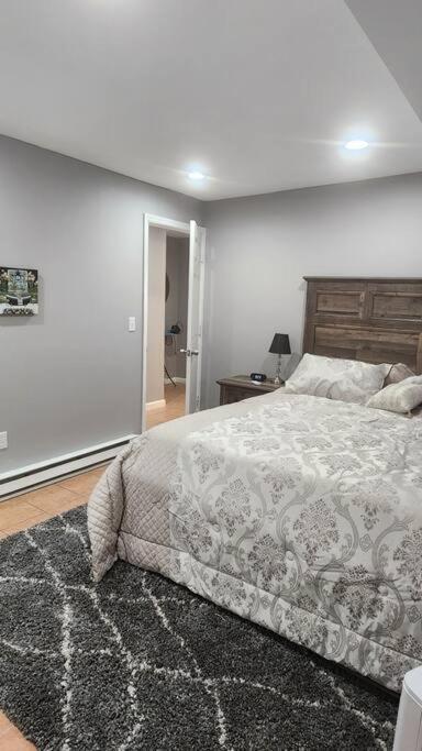 Apartment Cozy King Bed, Free Parking! *