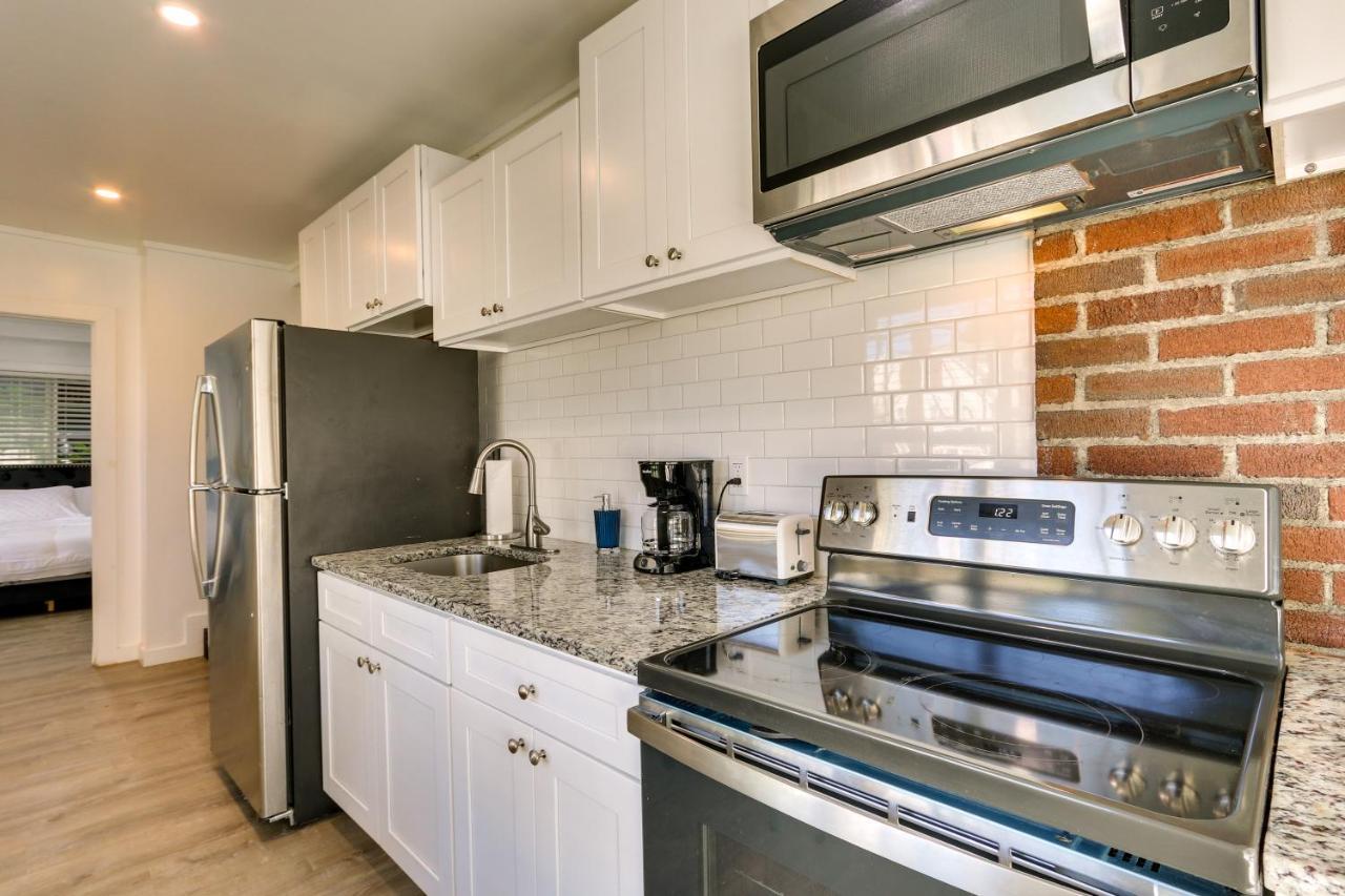 Holiday home Chic Vacation 3 Mi To Airport! *