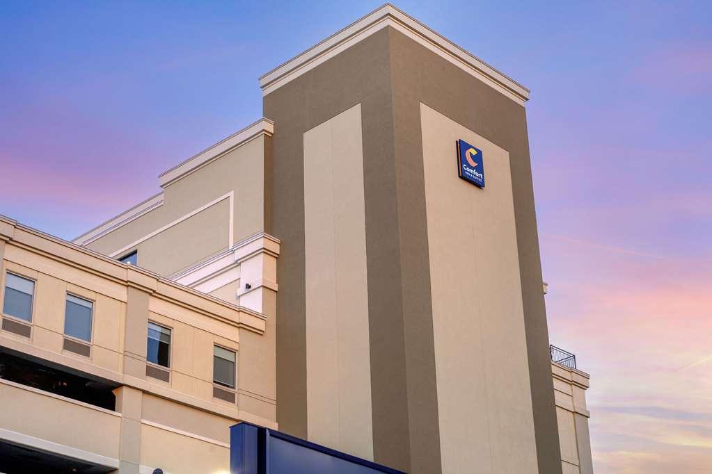 Comfort & Liberty International Airport Hotel