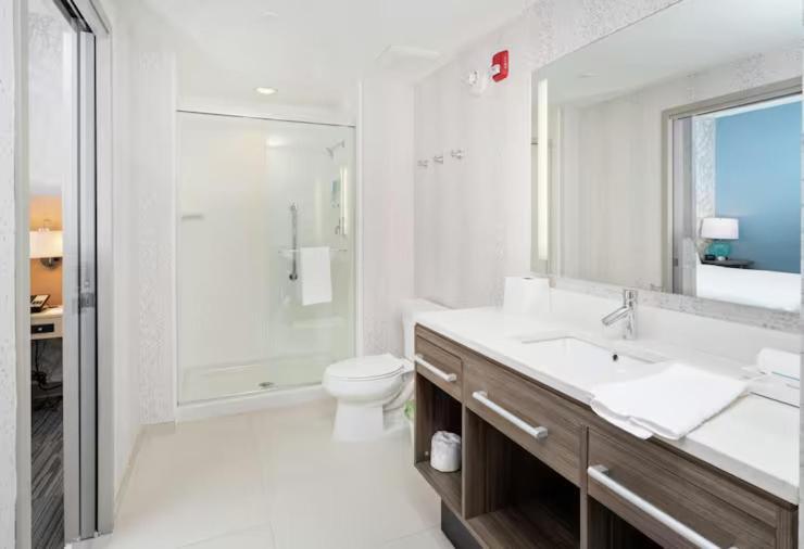 Home2 By Hilton Airport Hotel Newark