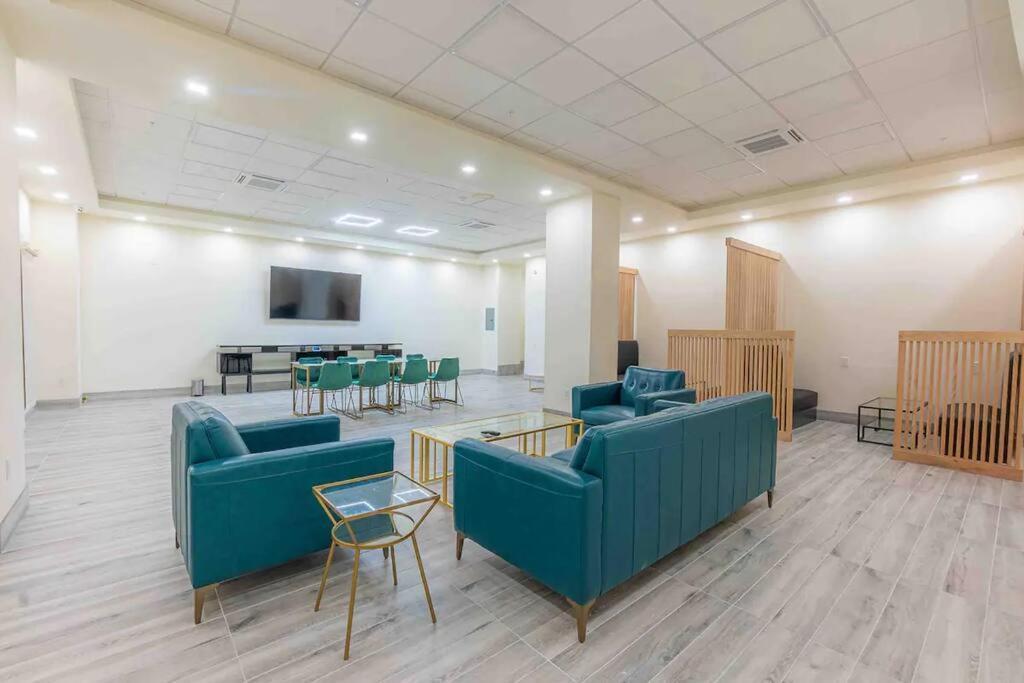 Eminent Near Ewr & Nyc W/ Gym Apartment Newark
