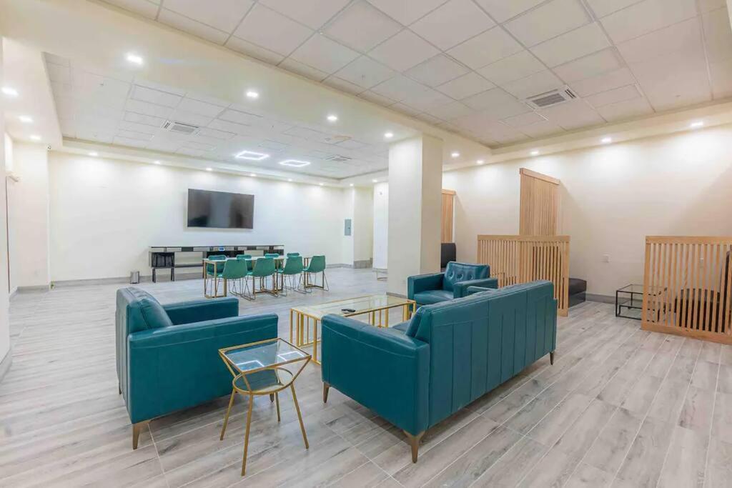 Flamboyant 1br Near Ewr W/ Gym