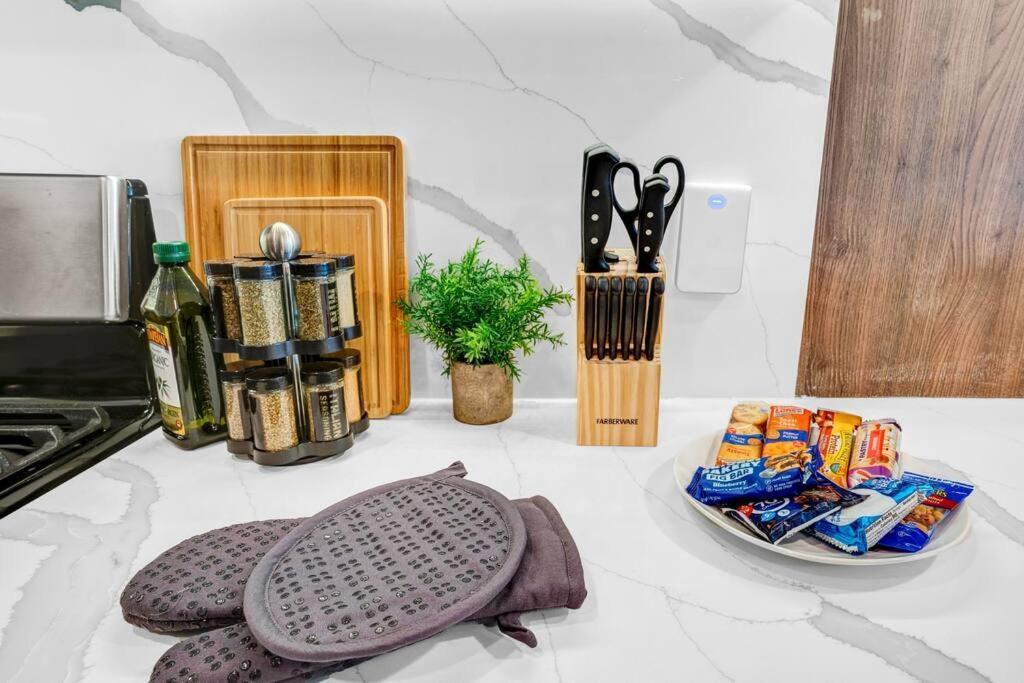 Flamboyant 1br Near Ewr W/ Gym Newark