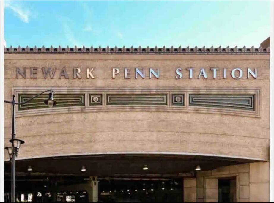 Apartment Rosy Retreat With Nyc Views By The Train, Free Parking, 3 Beds, 20 Percent Off 7 Days *
