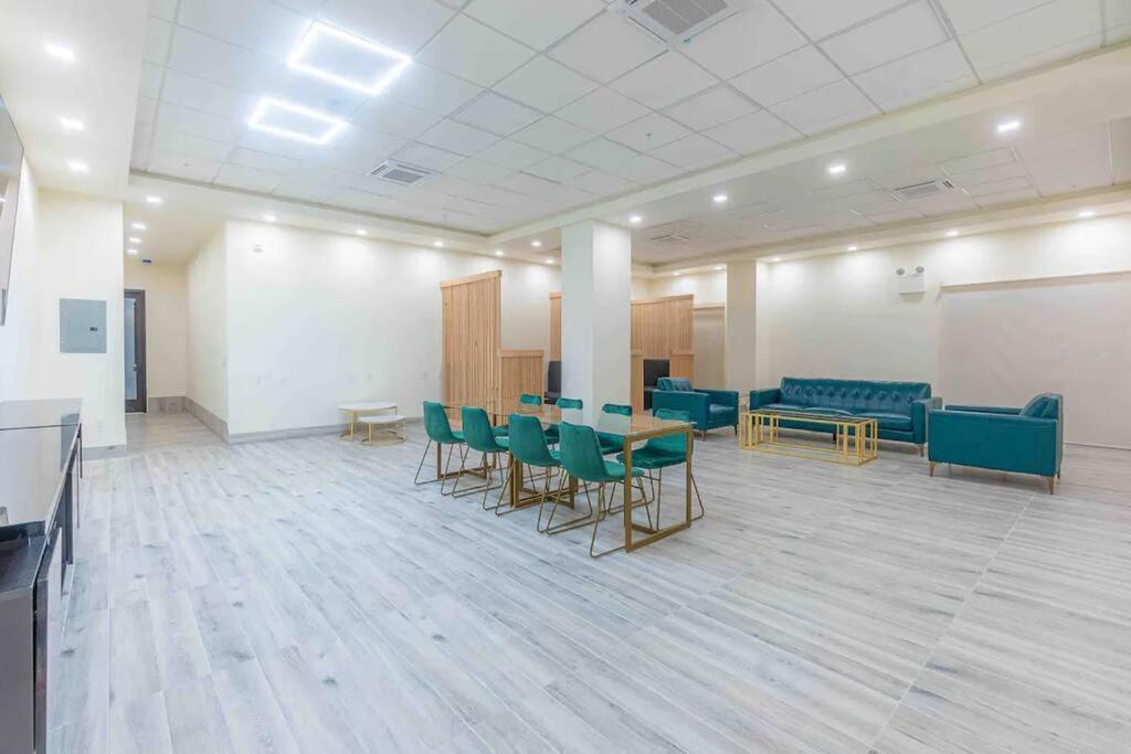 Flamboyant 1br Near Ewr W/ Gym Newark