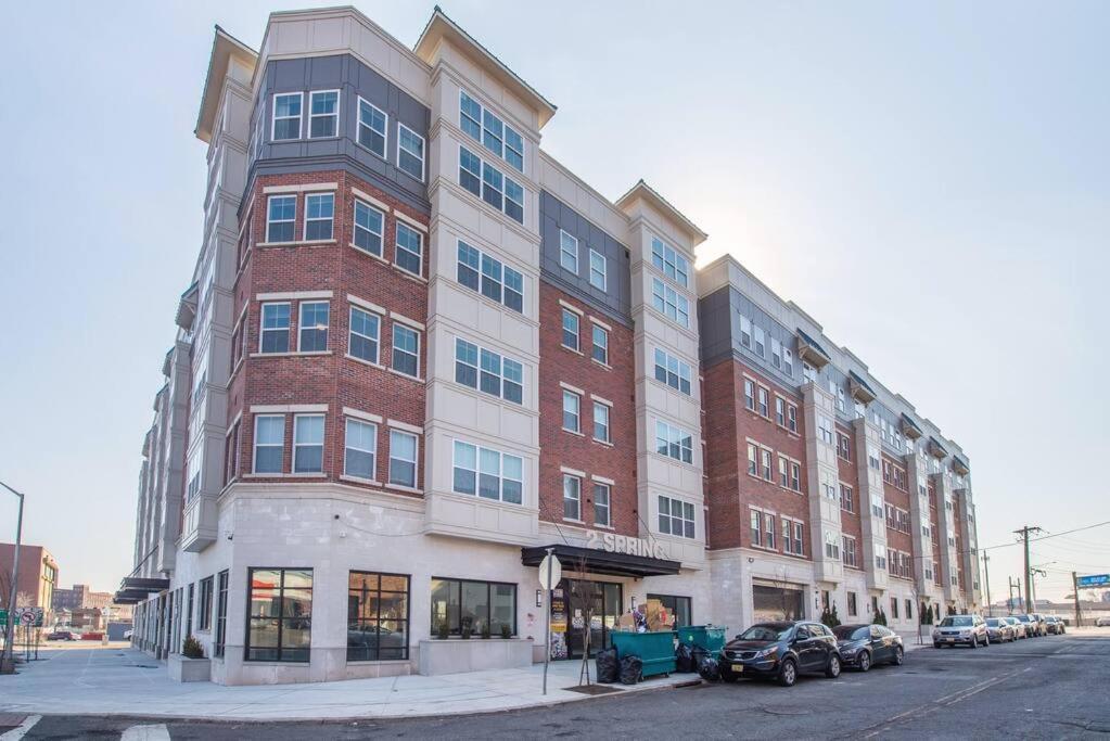Luxury 2 Bedroom Near Nyc W/ Rooftop Lounge Apartment *