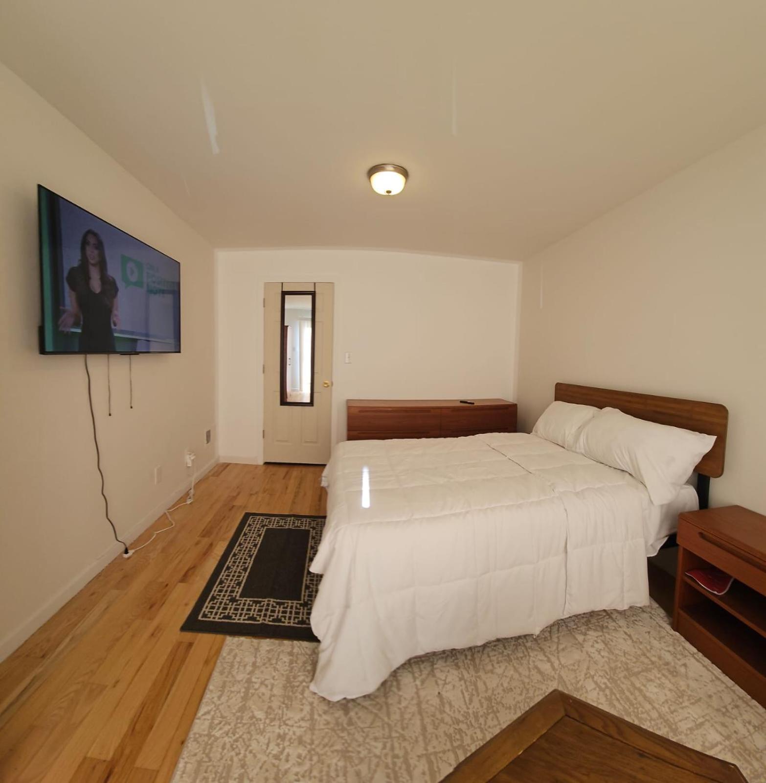 Travelers' Delight In City Apartment Newark
