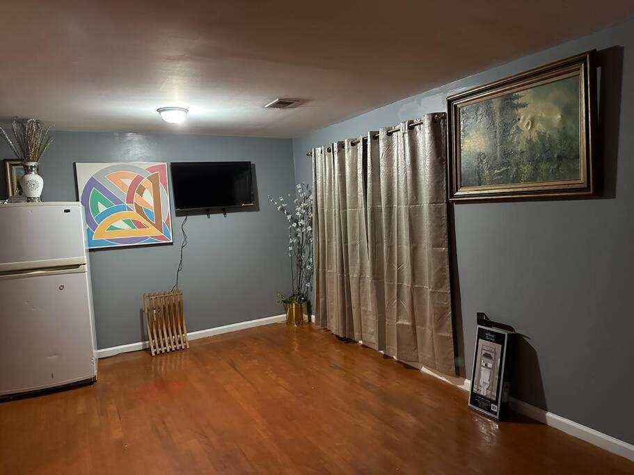 Master's Bedroom With Private Bathroom, 6 Mins To Liberty International Airport Penn Station Prudential New York It Is Central Close To Major Places *