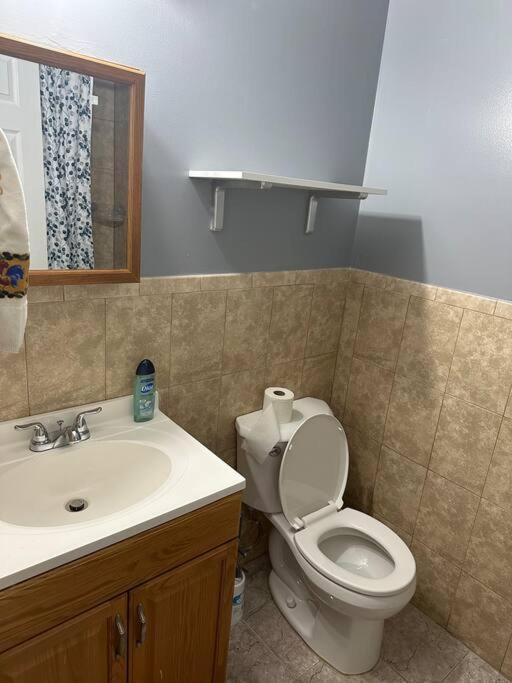 Master's Bedroom With Private Bathroom, 6 Mins To Liberty International Airport Penn Station Prudential New York It Is Central Close To Major Places Newark