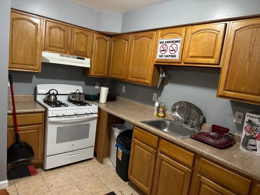 Master's Bedroom With Private Bathroom, 6 Mins To Liberty International Airport Penn Station Prudential New York It Is Central Close To Major Places Apartment