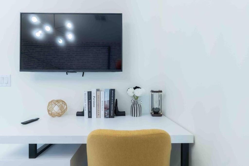 Apartment Bright And Bold Escape With Nyc Views And Free Parking, Sleeps 9 And 2 Baths *