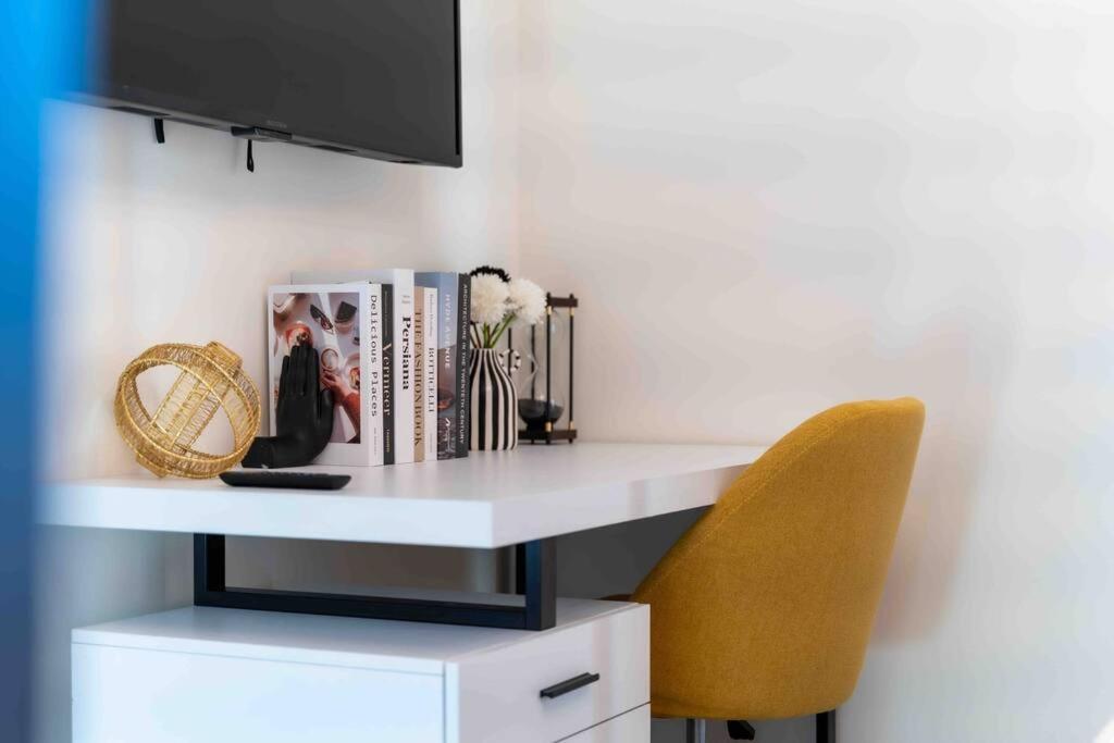 Bright And Bold Escape With Nyc Views And Free Parking, Sleeps 9 And 2 Baths Apartment Newark