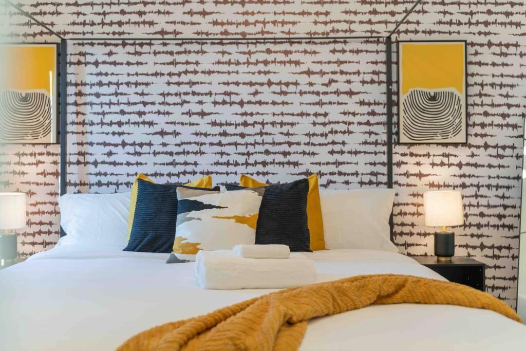 Bright And Bold Escape With Nyc Views And Free Parking, Sleeps 9 And 2 Baths * Newark