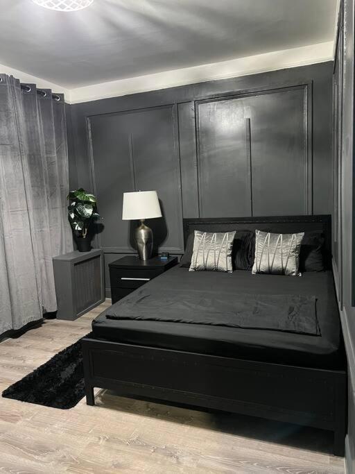 Vintage Luxury 2 Bedroom Apartment *