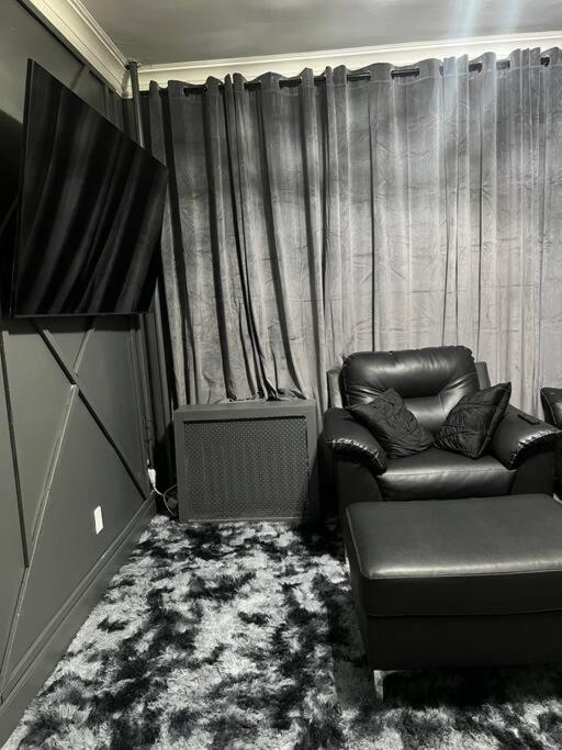 Vintage Luxury 2 Bedroom Newark