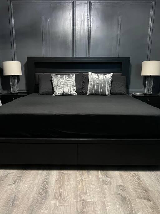 Vintage Luxury 2 Bedroom *