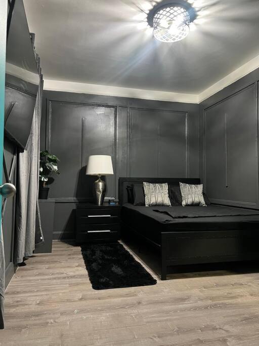 Vintage Luxury 2 Bedroom Apartment *