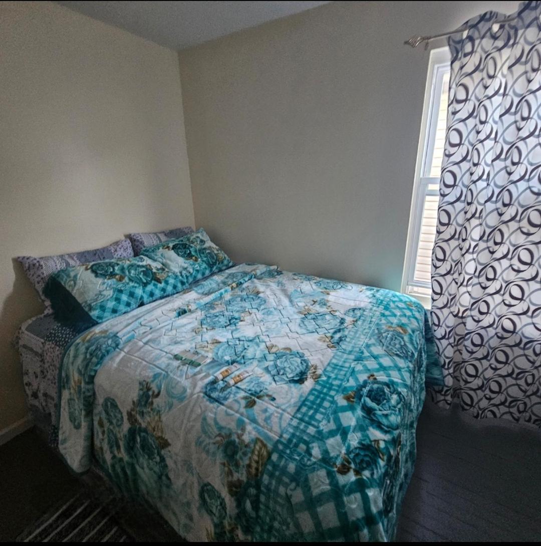 Divine And 67 Sherman 5mins To Ewr Airport And 4mins To Penn Station Newark, 20mins To New York Guest house *