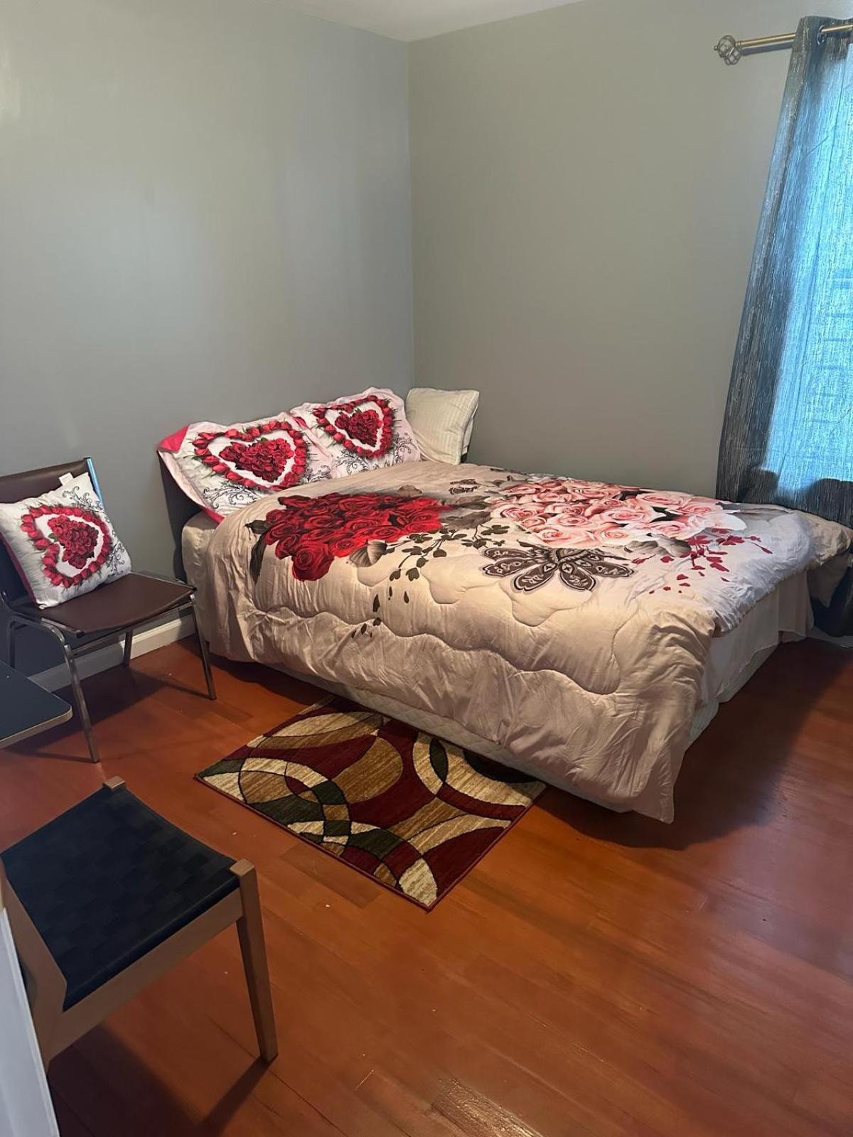 Divine And 67 Sherman 5mins To Ewr Airport And 4mins To Penn Station Newark, 20mins To New York Guest house *