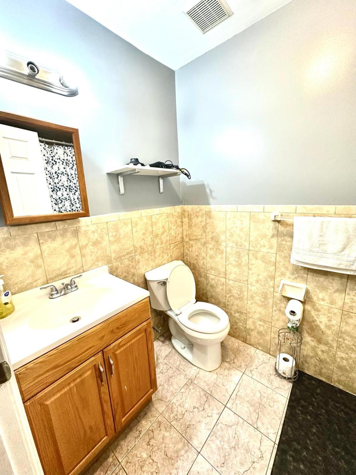 Divine And 67 Sherman 5mins To Ewr Airport And 4mins To Penn Station Newark, 20mins To New York Guest house