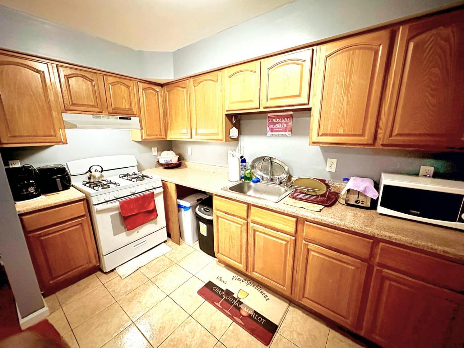 Guest house Divine And 67 Sherman 5mins To Ewr Airport And 4mins To Penn Station Newark, 20mins To New York Newark