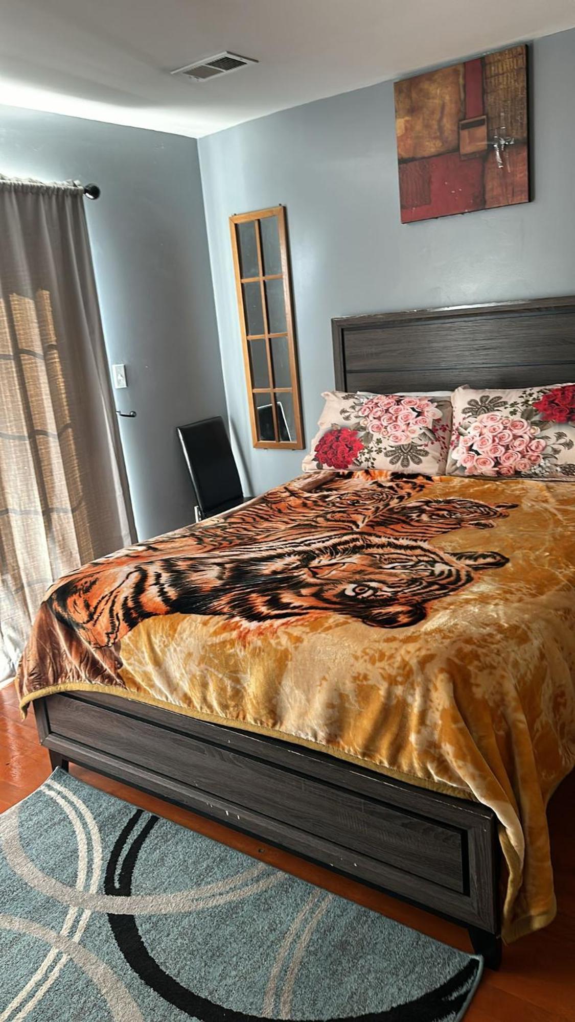 G Divine And Resort, 6 Mins To Airport, 4mins To Penn Station. Homestay