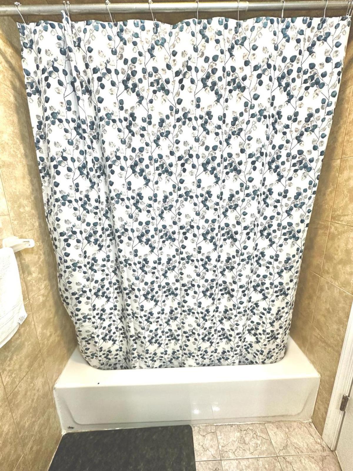 G Divine And Resort, 6 Mins To Airport, 4mins To Penn Station. * Newark
