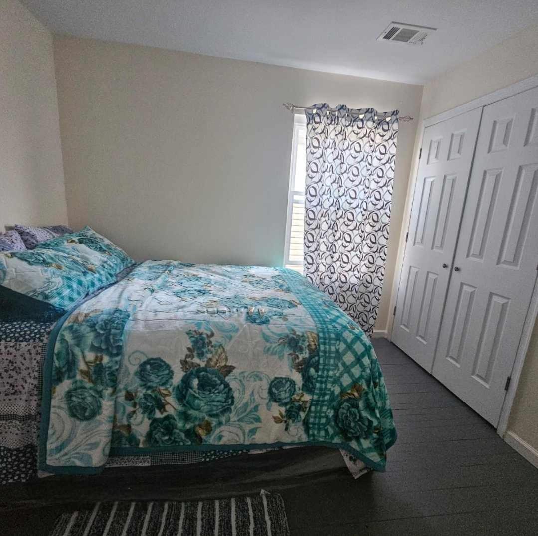 J Divine And 5mins To Ewr Airport And 4mins To Penn Station Newark, New York Hospedagem domiciliar Newark