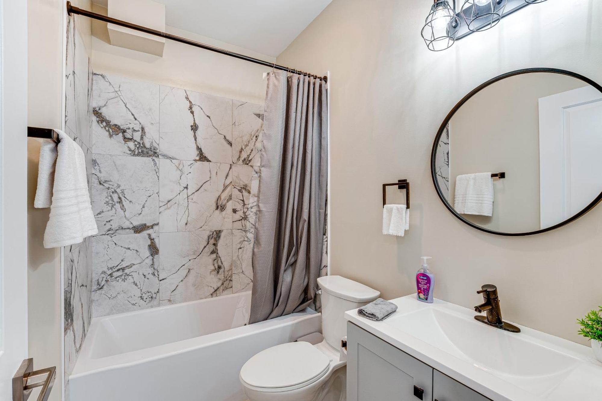 Luxe Retreat With Rooftop Deck Pets Welcome! Holiday home
