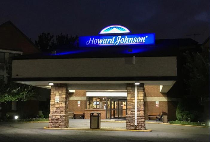 Howard Johnson By Wyndham Airport Hotel