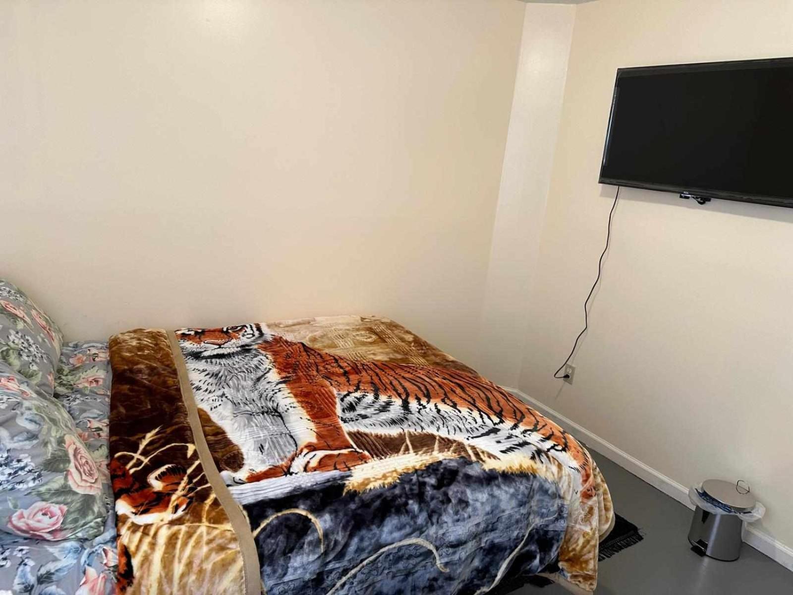 Hospedagem domiciliar J Divine And 5mins To Ewr Airport And 4mins To Penn Station Newark, New York Newark
